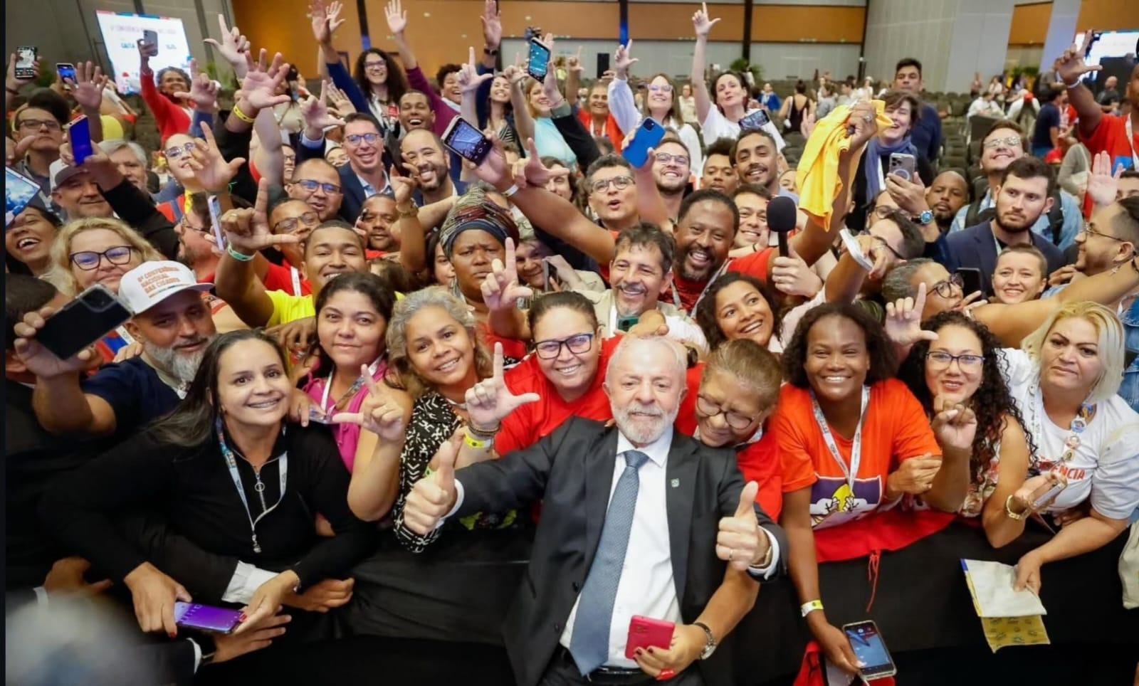 Lula se compromete em receber movimentos populares urbanos